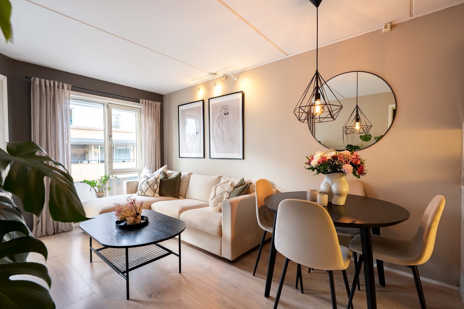 Anvendelig planløsning med naturlige soner for salong og spisestue. Galleribilde