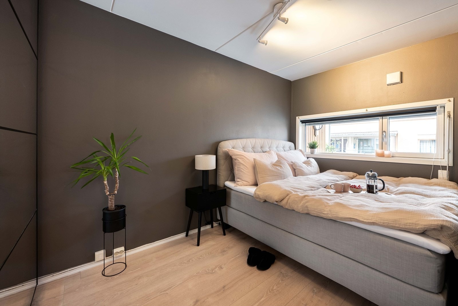 Romslig soverom med stor skyvedørsgarderobe med elegante speilfronter. Galleribilde