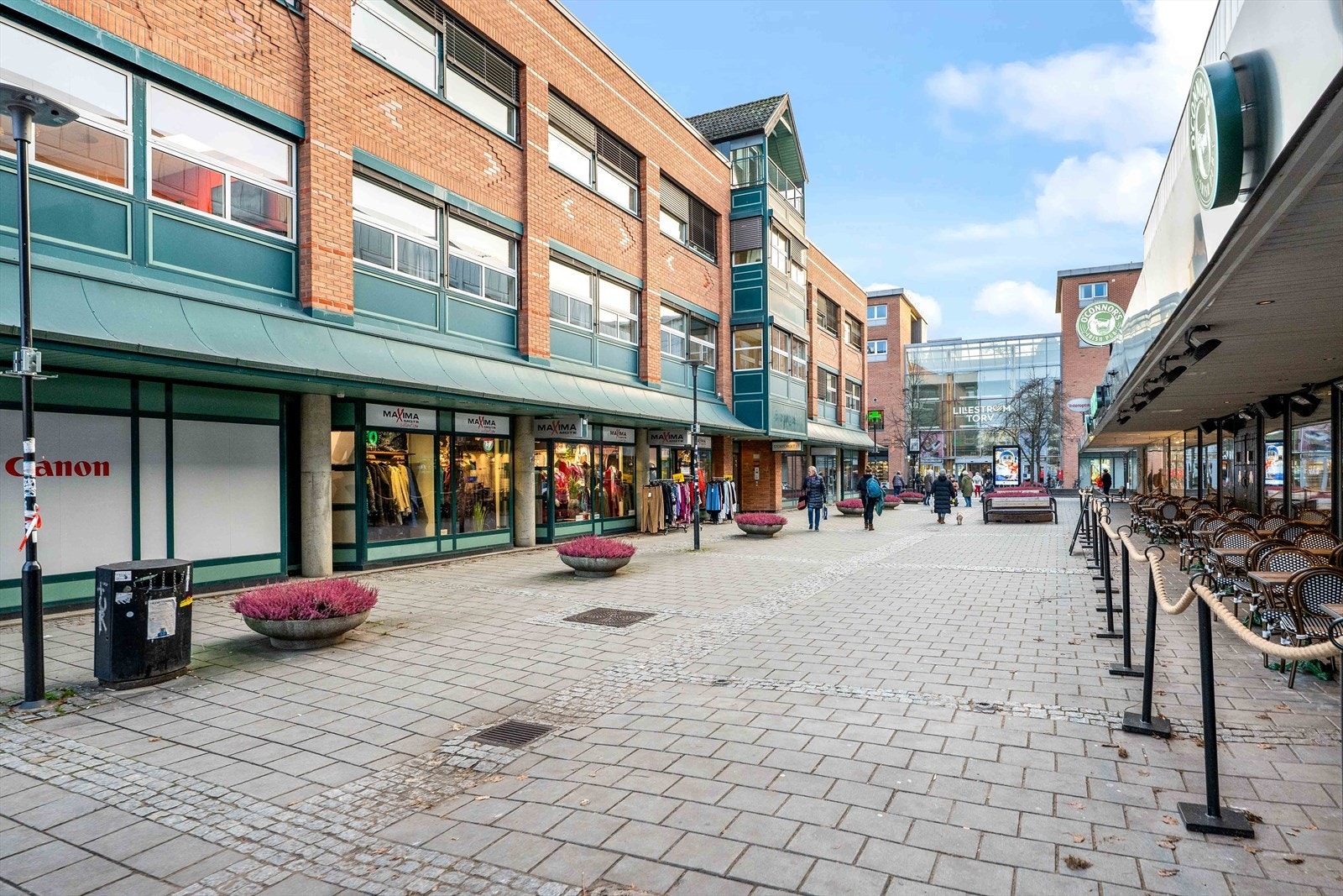 Sentralt byliv med butikker, restauranter og kulturtilbud rett utenfor døren. Galleribilde