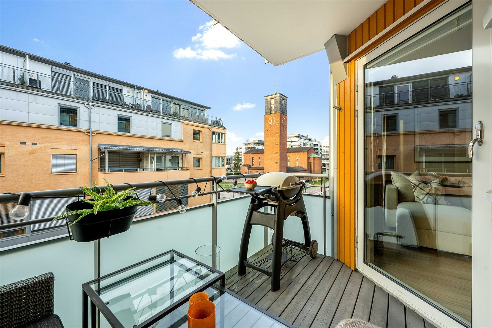 Solrik balkong med glassrekkverk og overbygg. Galleribilde