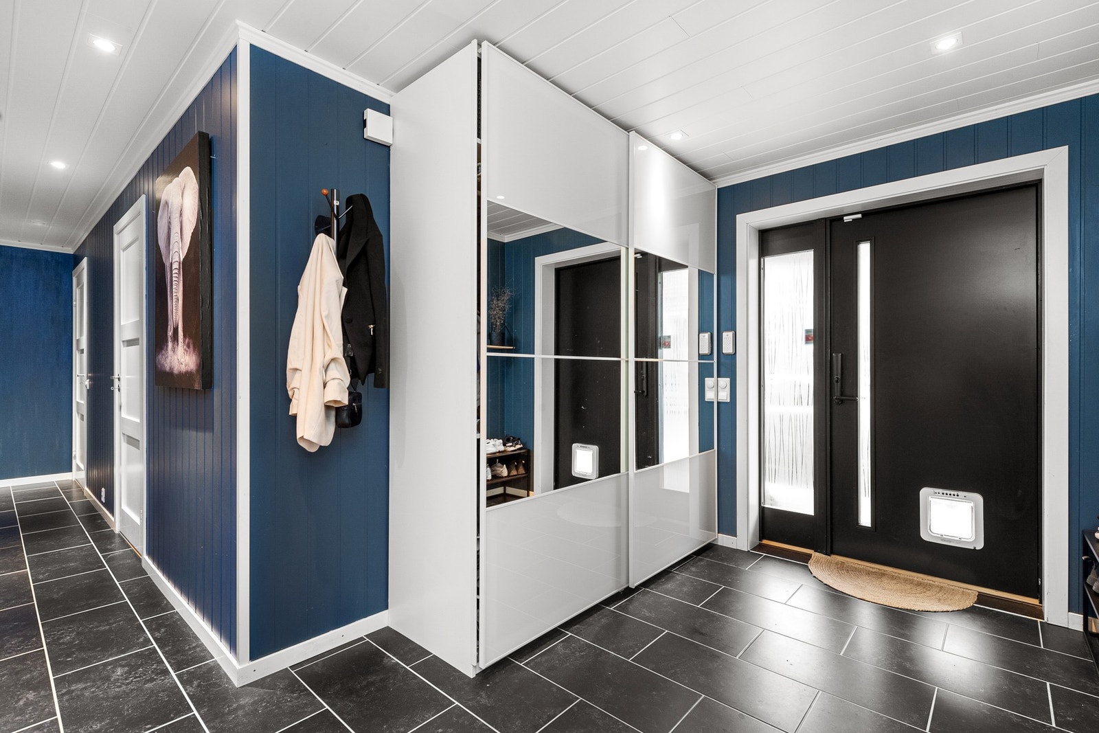 Entre og gang har flislagt gulv. Galleribilde