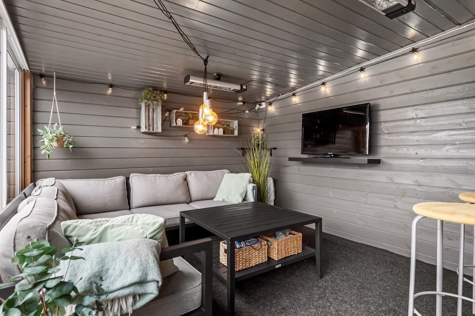 På veranda er det bygd utestue med innlagt strøm og barløsning. Galleribilde