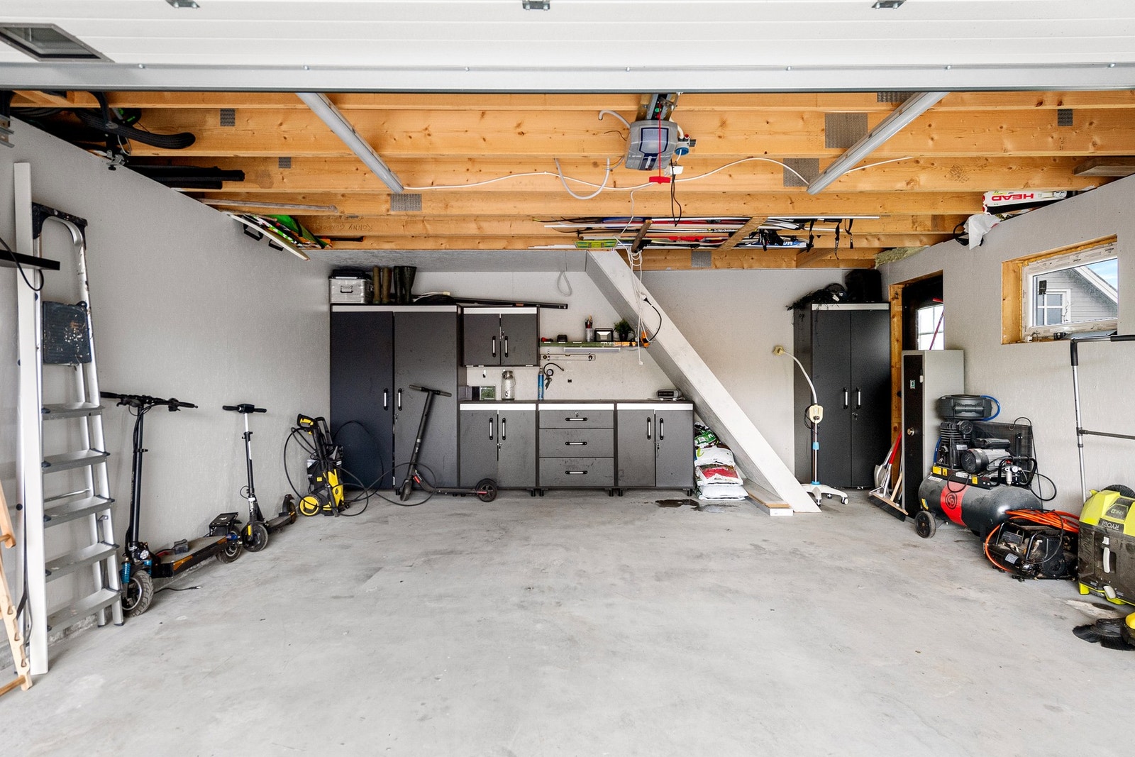 Garasjen er stor og har god plass til utstyr og lagring. Galleribilde