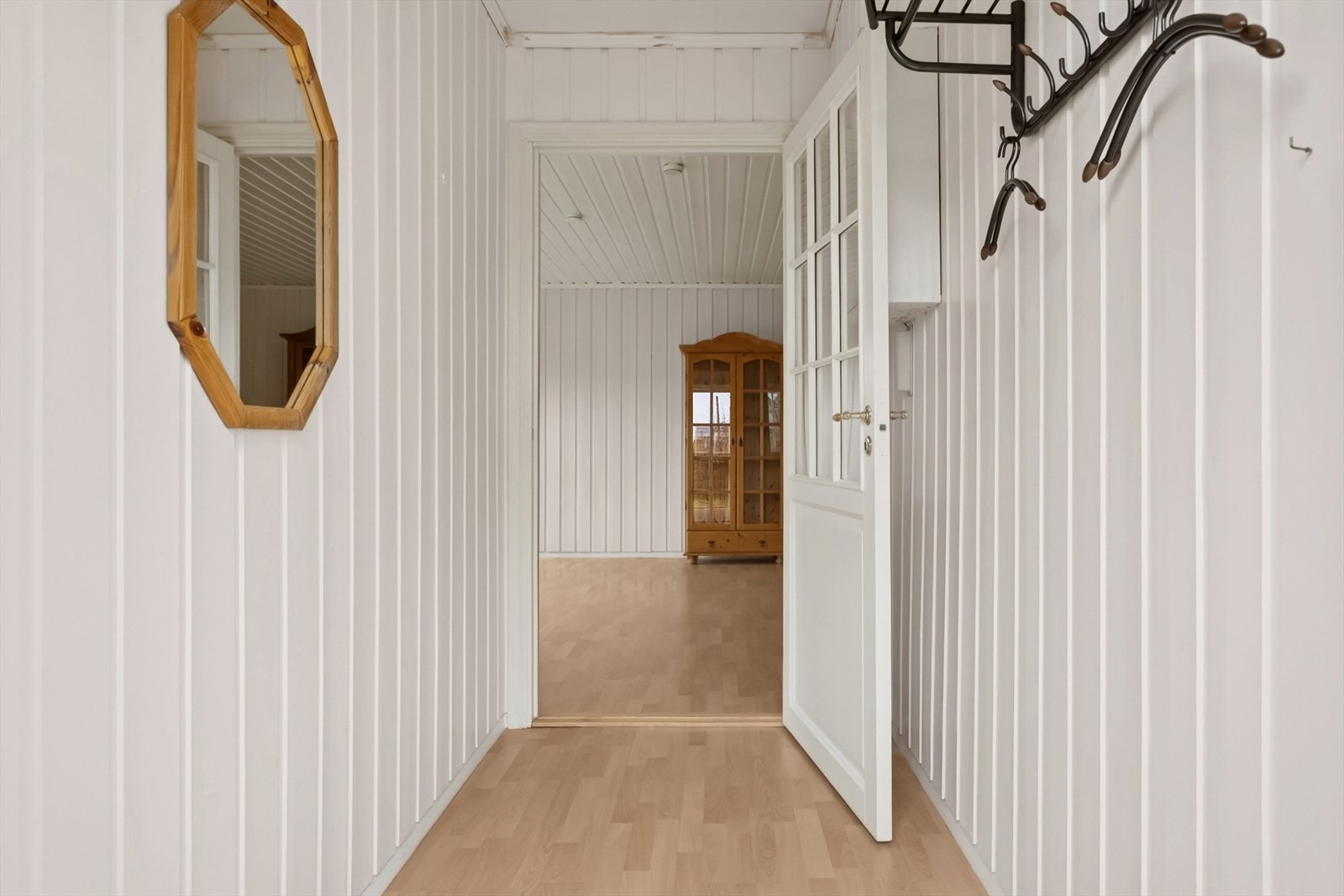 Fra entréen kommer du inn i stuen. Stuen har store vindusflater som gir godt med lysinnslipp. Galleribilde