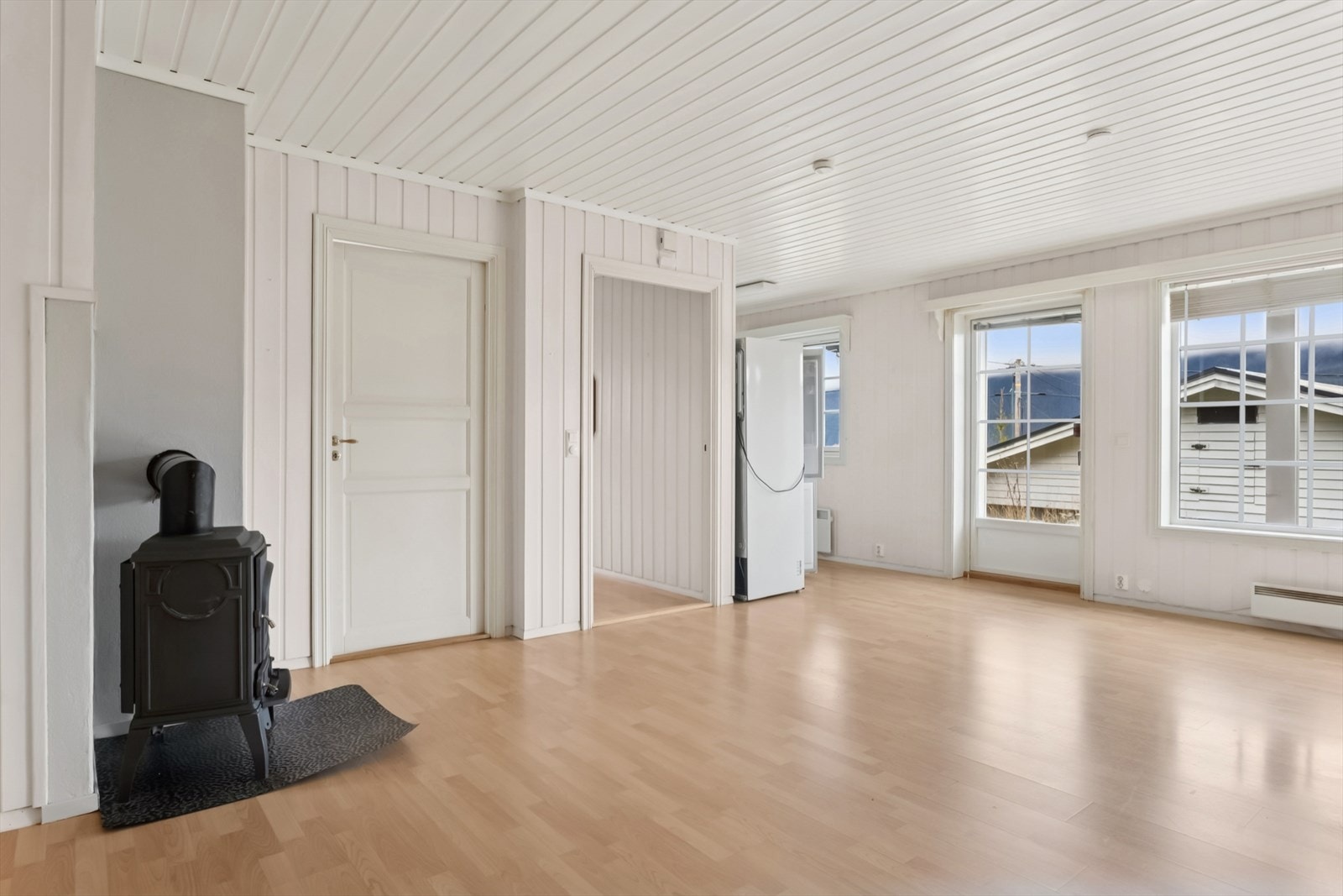 Leiligheten er bygget i 2001. I stuen er gulvet av laminat og panelkledde vegger. Galleribilde