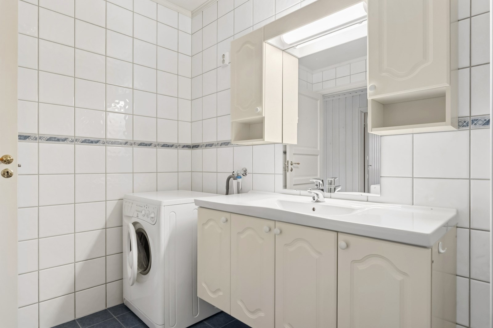 Badet varmes opp med gulvvarme, og har mekanisk avtrekk. Galleribilde