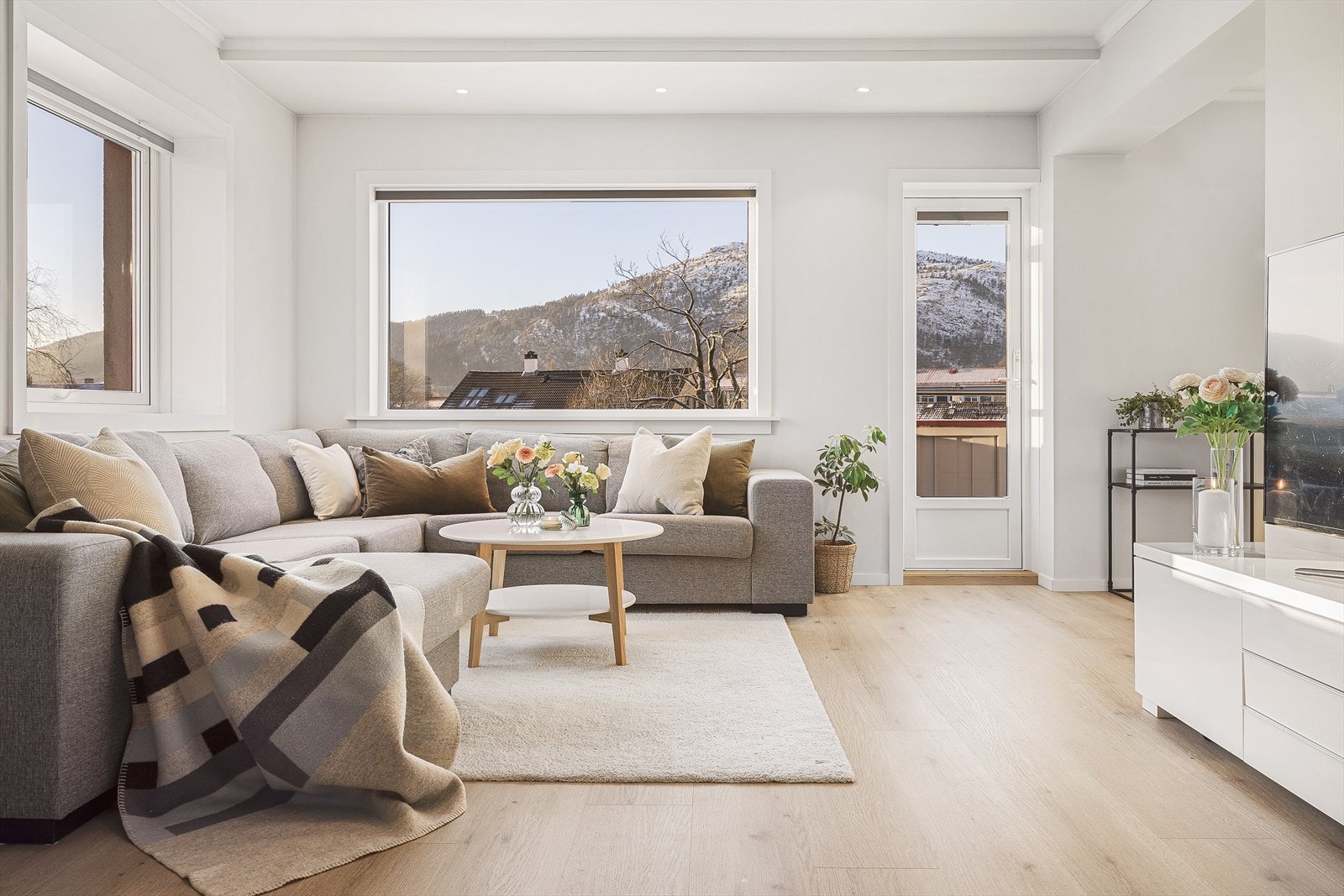 Et rom for hygge! Den store stuen er ekstra luftig takket være en smart planløsning, og de store vindusflatene. Uten sjenerende innsyn. Galleribilde