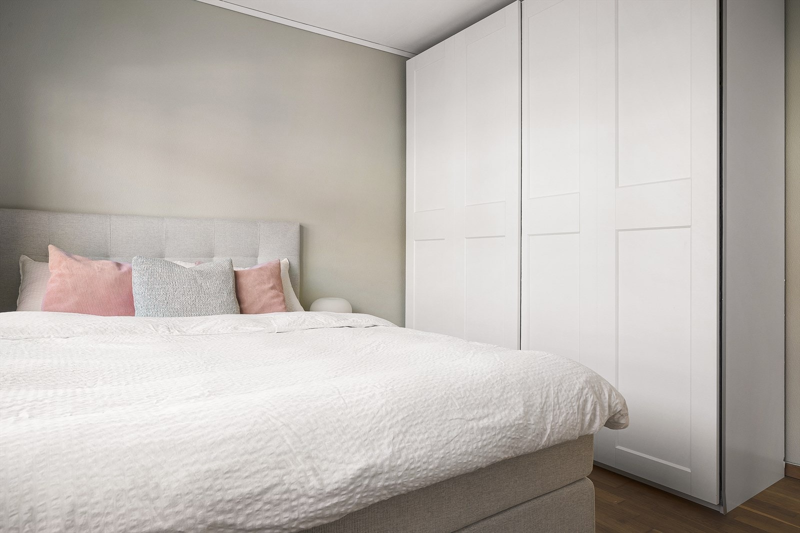 Rommet er utstyrt med en romslig skyvedørsgarderobe, og har god plass til kommoder og øvrig klesoppbevaring. Galleribilde