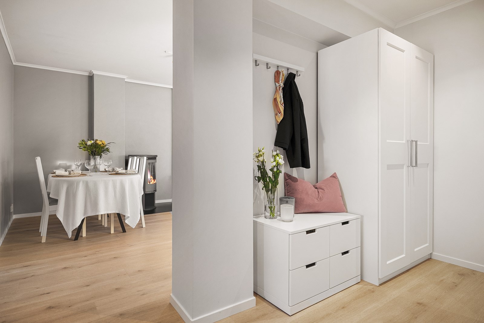Da ser vi på boligens øvrige rom. I entreen er det god plass til ønsket møblement som diverse skap og garderober. Galleribilde
