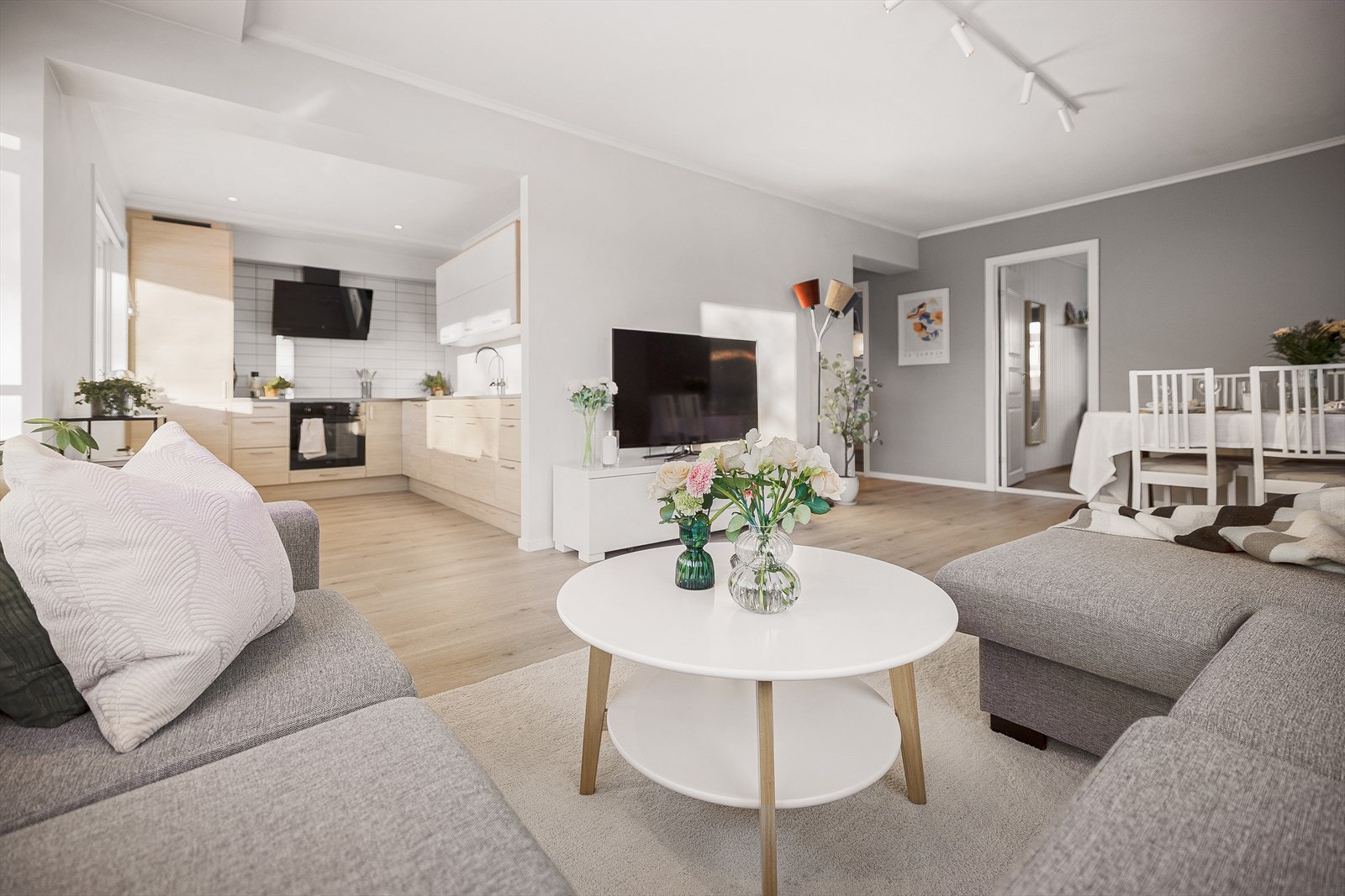 Leiligheten har en sosial og åpen planløsning. Som bildet viser er det delvis åpen løsning inn mot det superlekre kjøkkenet. Galleribilde