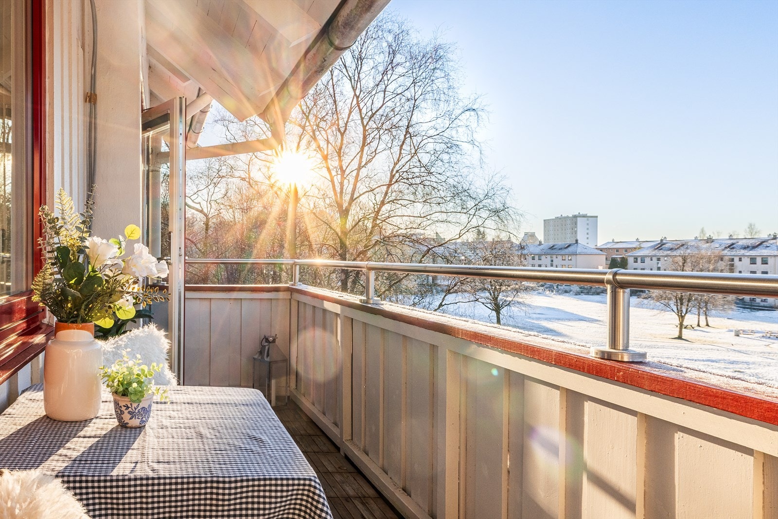 Velkommen til Kristofer Jansons vei 29, en perle av en hjørneleilighet med sjeldent gode sol- og utsiktsforhold, megasentralt beliggende på beste Landås! Presentert av Yvonne Silden Stephensen for W Eiendomsmegling Galleribilde