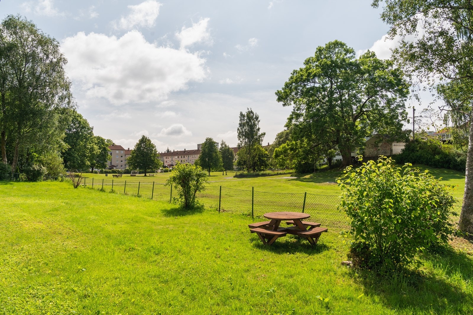Lagets felles tomt har flere sittegrupper, og fine grøntarealer. Landås er et svært populært boligområde og det er lett å forstå hvorfor. Det er kort vei til arbeids- og studiesteder som Haukeland Sykehus, Odontologen, samt Høyskolen på Kronstad. Galleribilde