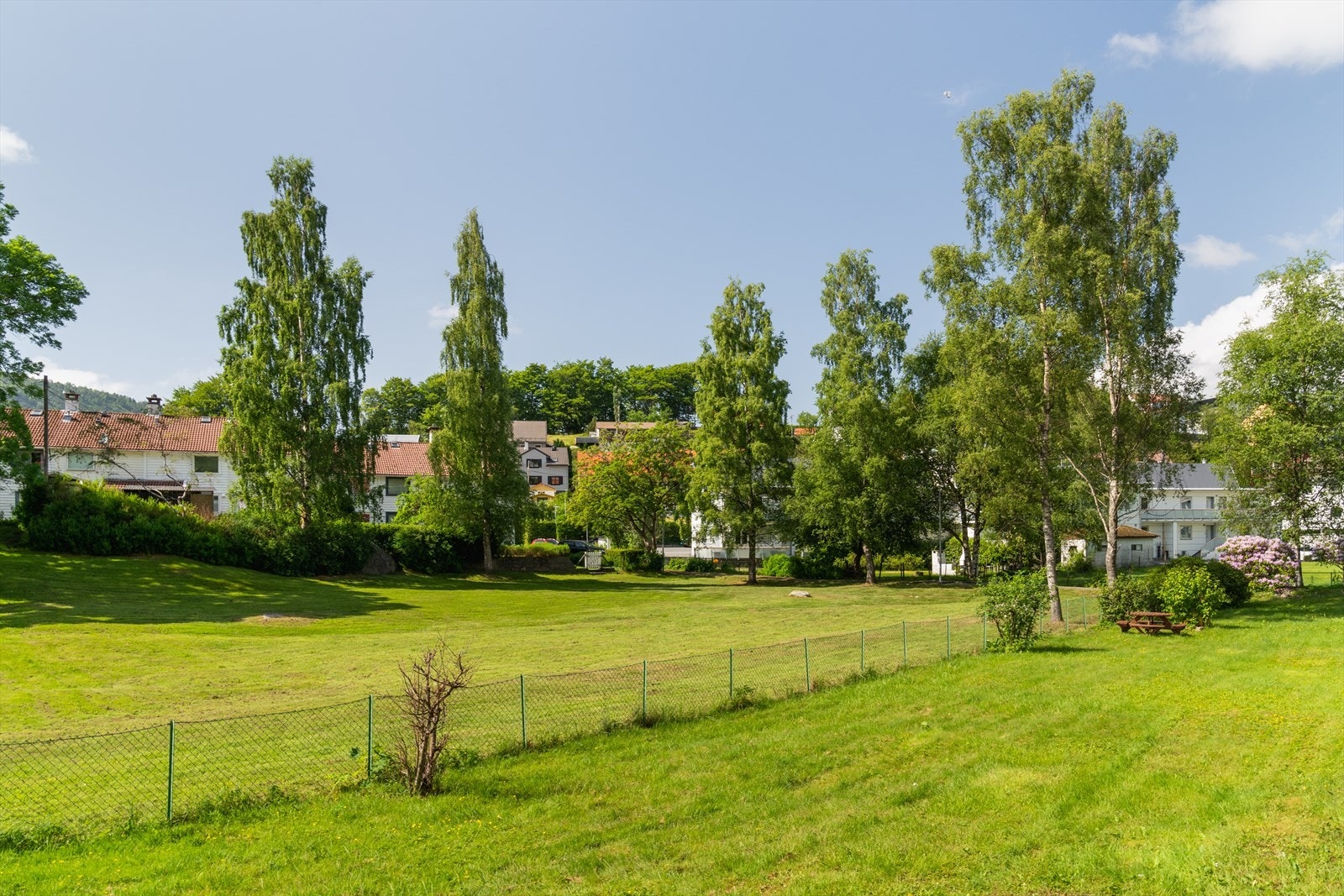 Hvem vil ikke tilbringe varme sommerdager her? Husk også at det ved kjøp av aksjeleilighet er svært lave kjøpsomkostninger, uten dokumentavgift! Galleribilde
