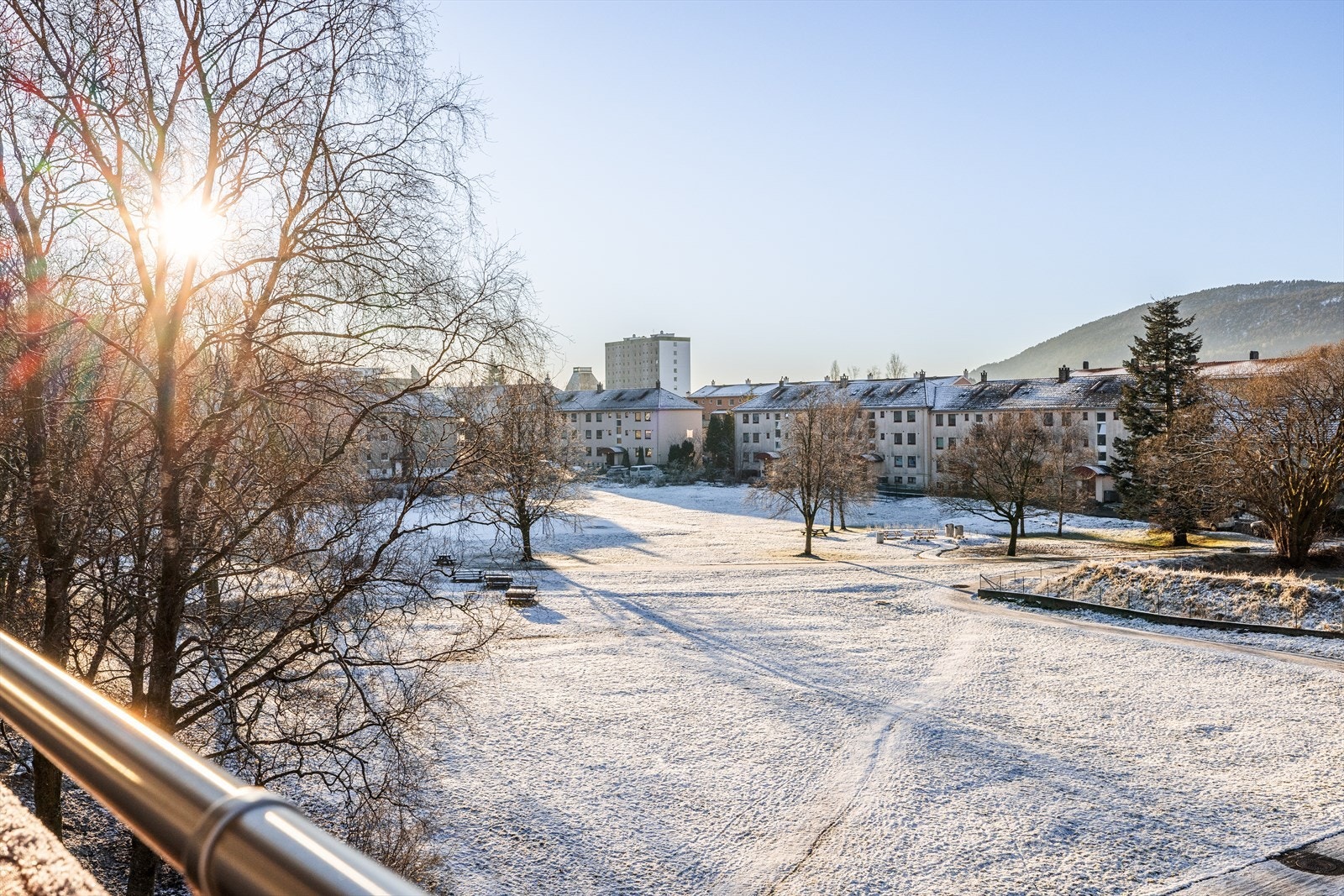 Det er ikke mange steder på Landås man er helt fri for sjenerende innsyn, og den vestvendte plasseringen gir utmerkede solforhold. Et stort grøntareal i front er perfekt for de med firbeinte venner, og for alle som liker å nyte fine sommerdager utendørs Galleribilde