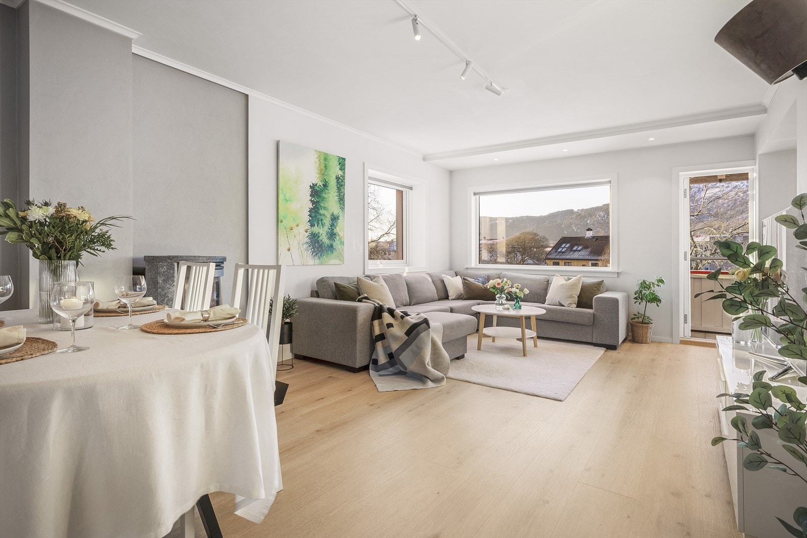 Leiligheten ble betydelig modernisert i 2021 med bla. nytt gulv, nye overflater, downlights, nytt kjøkken, og nytt bad. En heldig ny eier kan med andre ord ta med seg tannkosten og flytte rett inn! Galleribilde