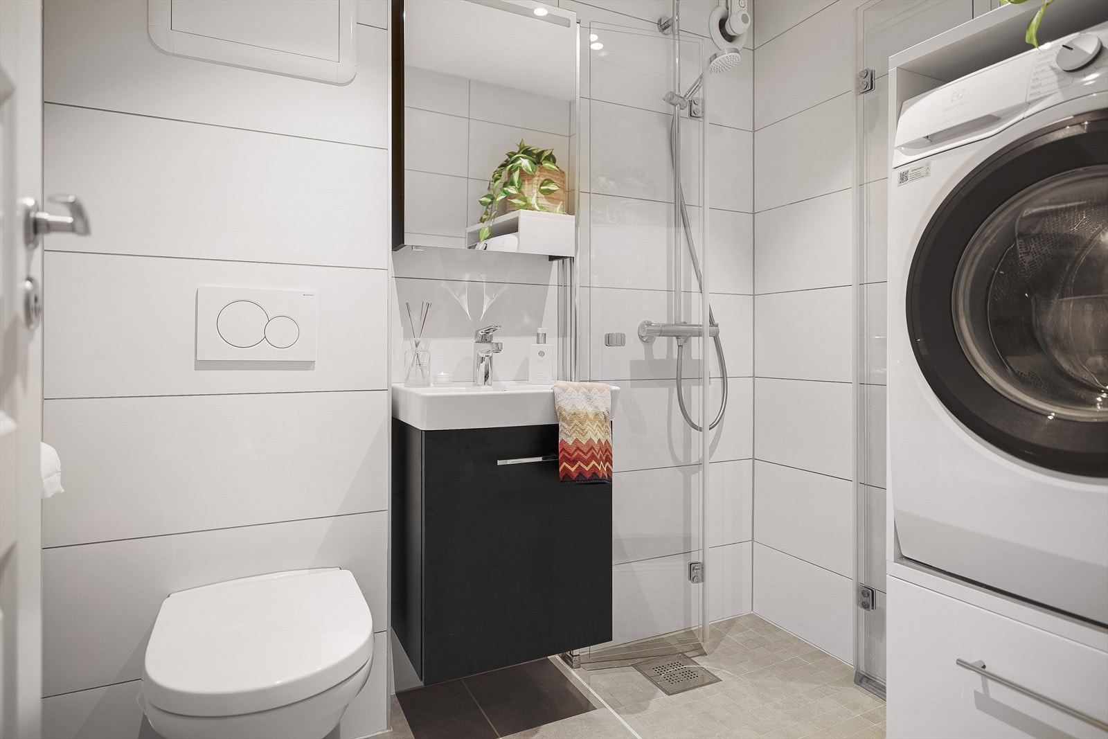 Rommet er også pusset opp i 2021 av tidligere eier. Dette innbydende badet innehar alle ønskelige moderne fasiliteter, i tillegg til en tidløs og stilren design! Galleribilde
