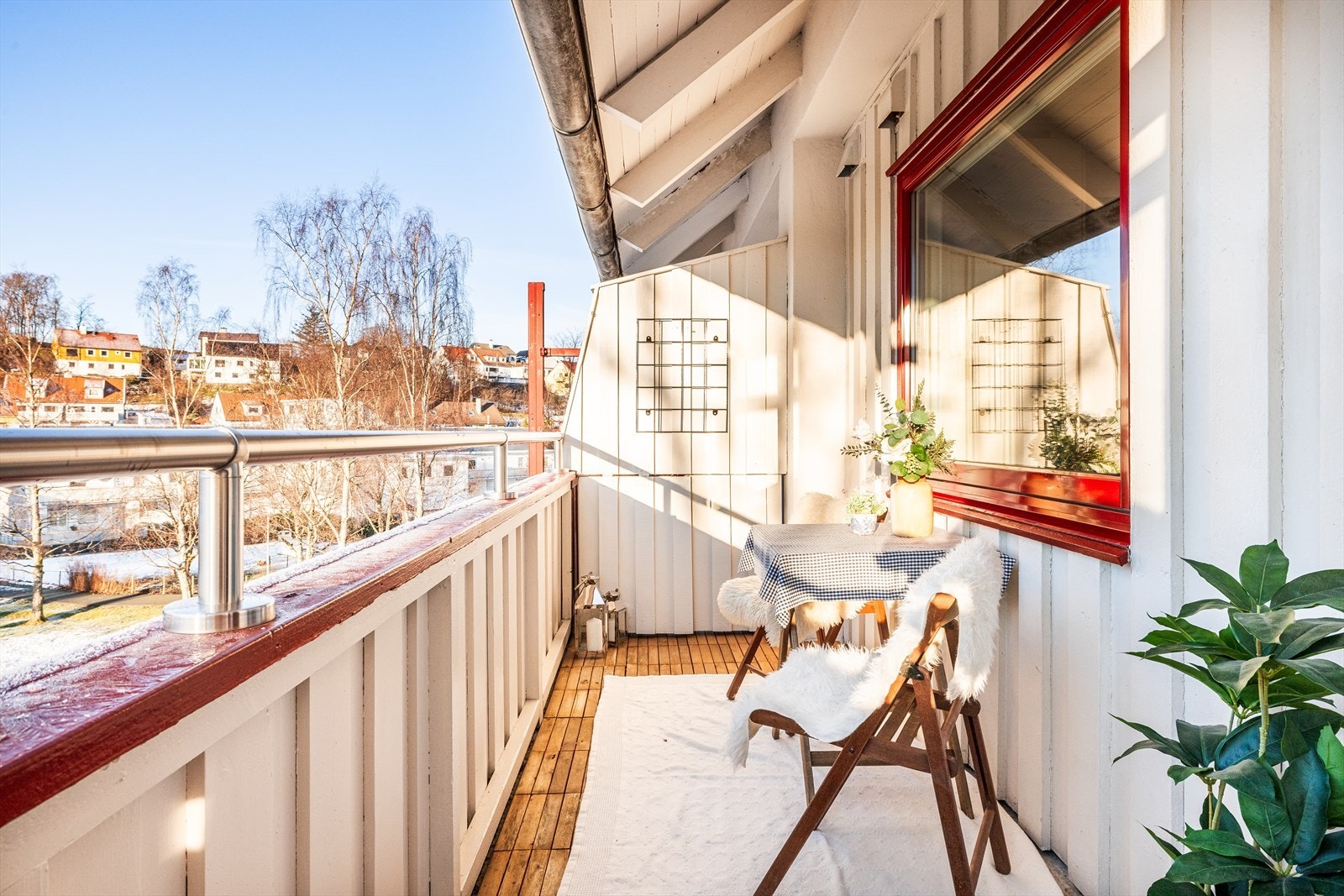Fra stuen er det utgang til den solrike, vestvendte altanen. Her nyter man ifølge selger gode solforhold fra ca. kl 15.00-22.00 midtsommers. Størrelsen på 6 m2 gir god plass til ønsket møblement og vil være et perfekt sted å nyte fine dager! Galleribilde
