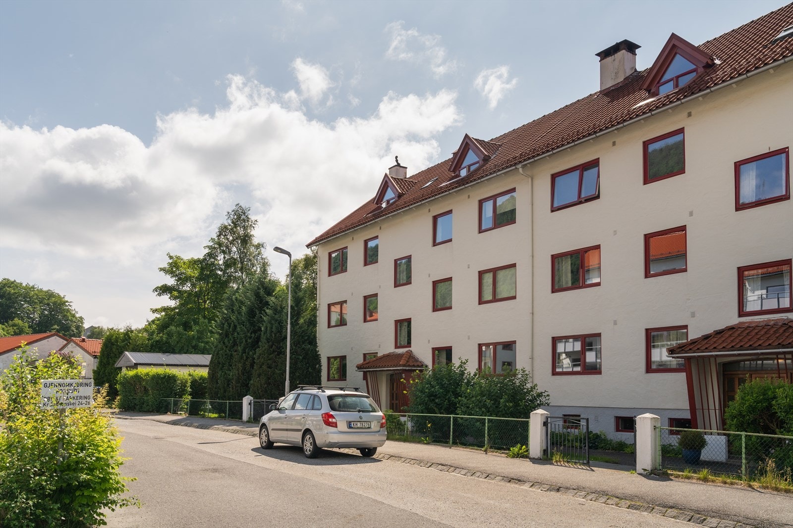 Fra inngangssiden i Kristofer Jansons vei vil man oppleve gode muligheter for gateparkering. Galleribilde