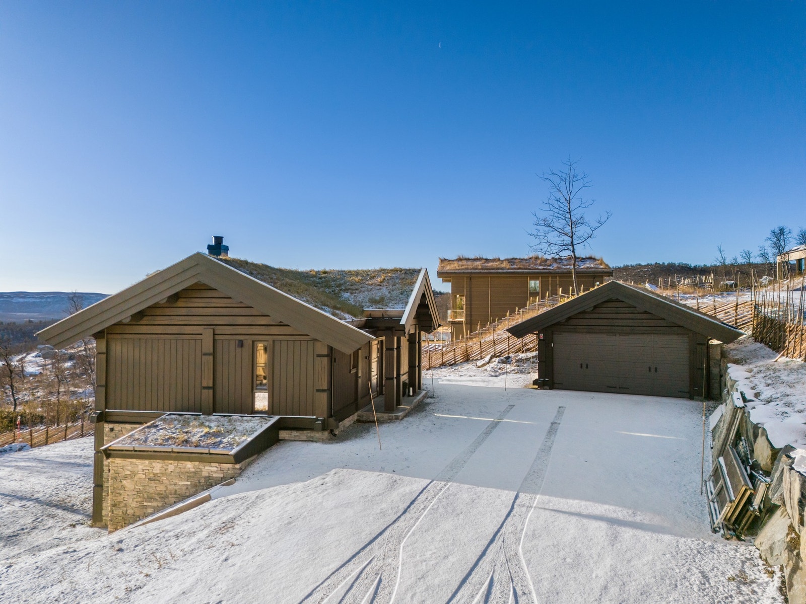 Utvendig kraftig stavlaft konstruksjon med håndlaftet tømmer vegger