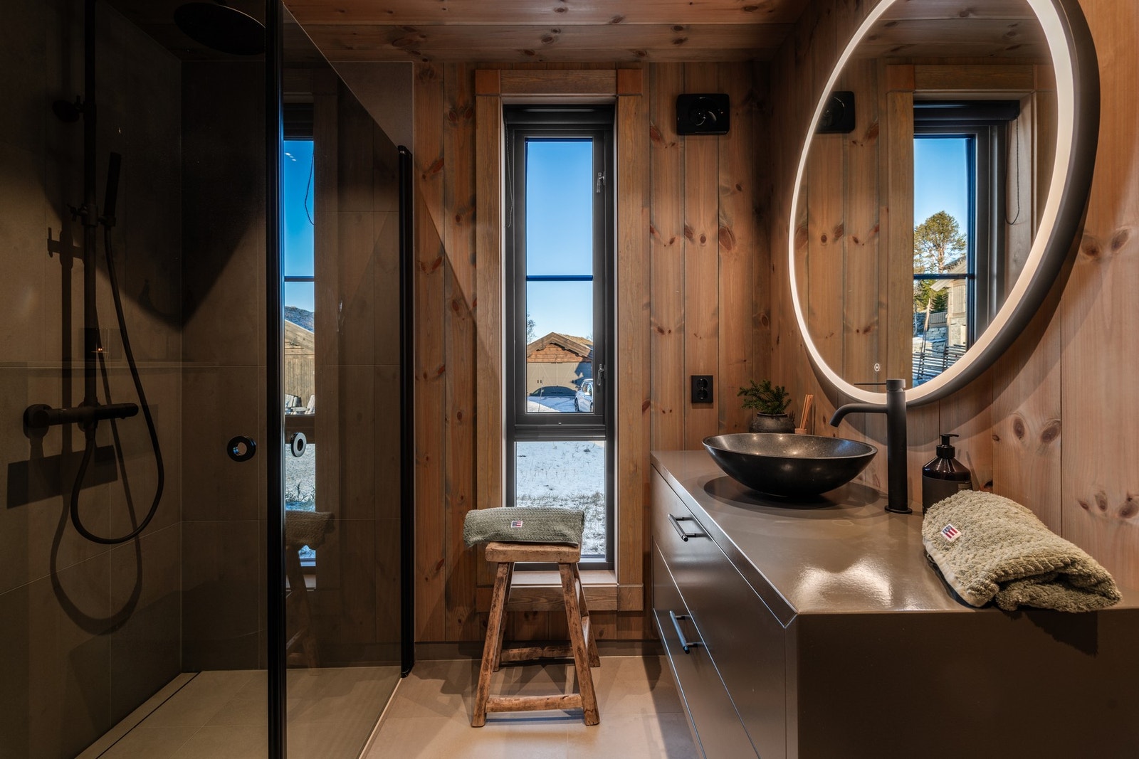 Anerkjente Fjellmøbler har levert spesialtilpasset baderomsinnredninger