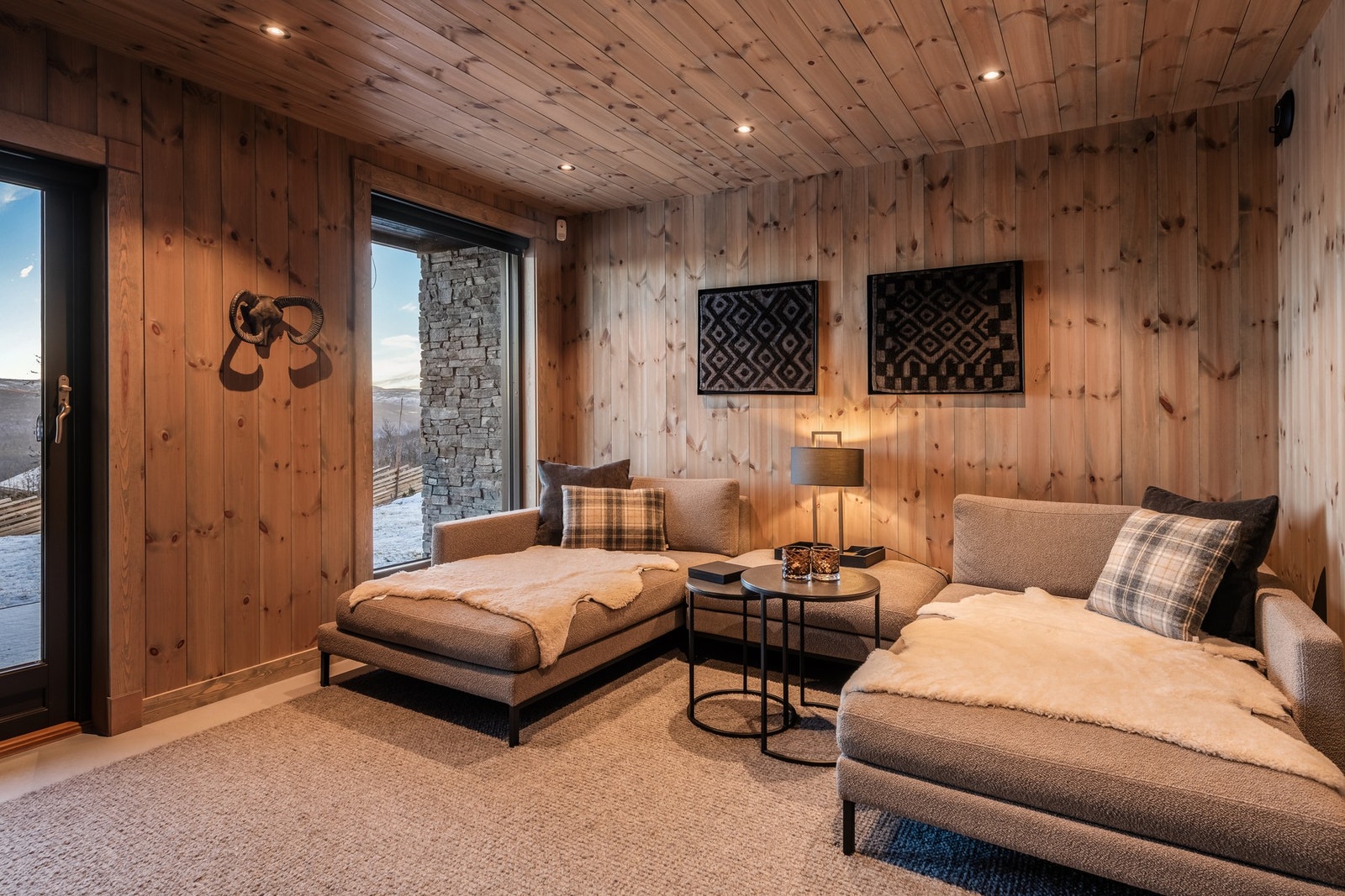 Nydelig stue i underetasjen med utgang til uteplass