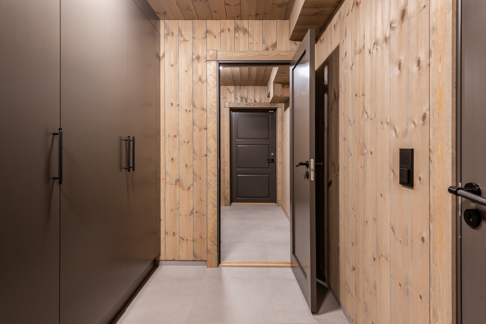 I underetasjen er det også godt med oppbevaringsplass, garderobe levert av Fjellmøbler