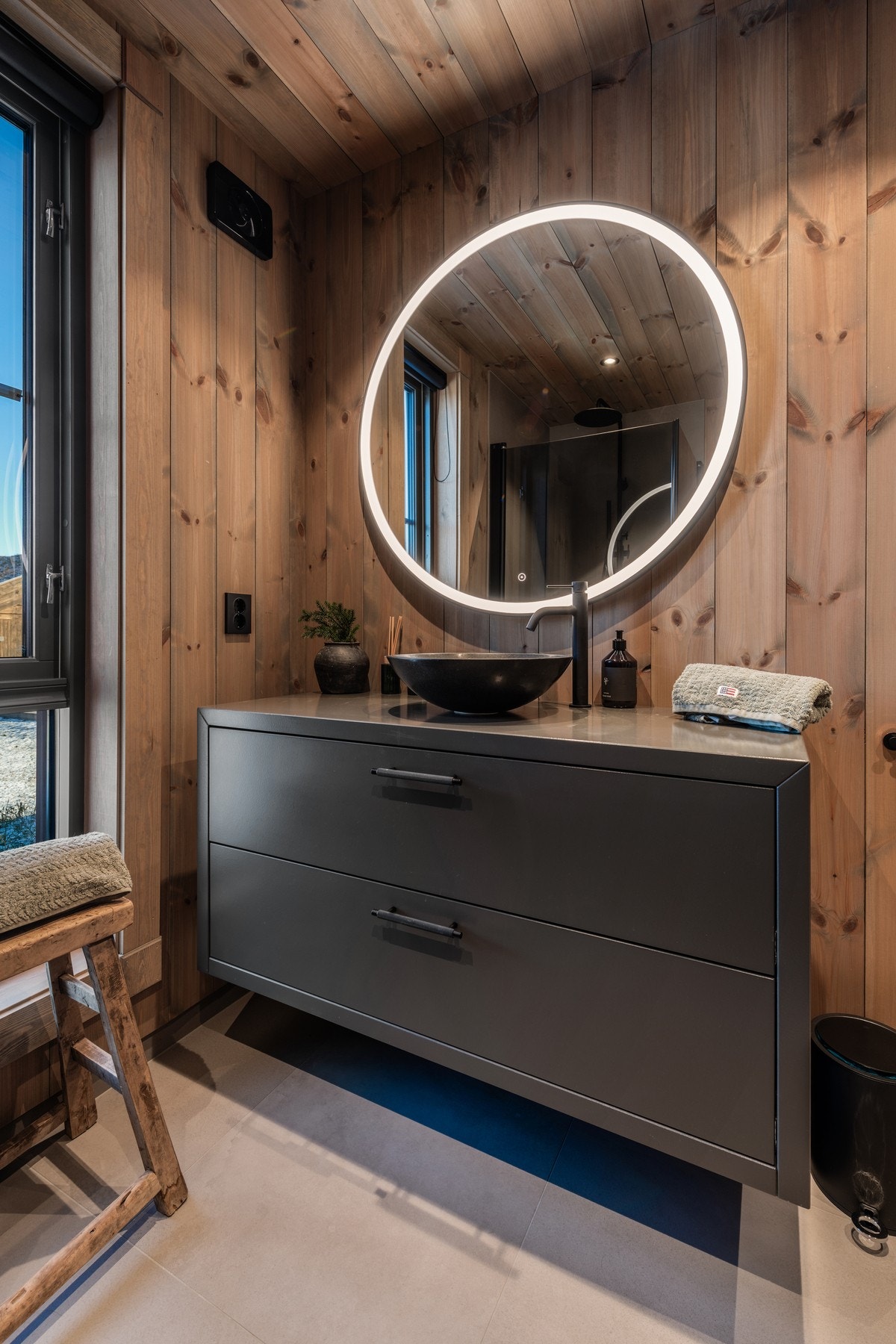 Anerkjente Fjellmøbler har levert spesialtilpasset baderomsinnredninger