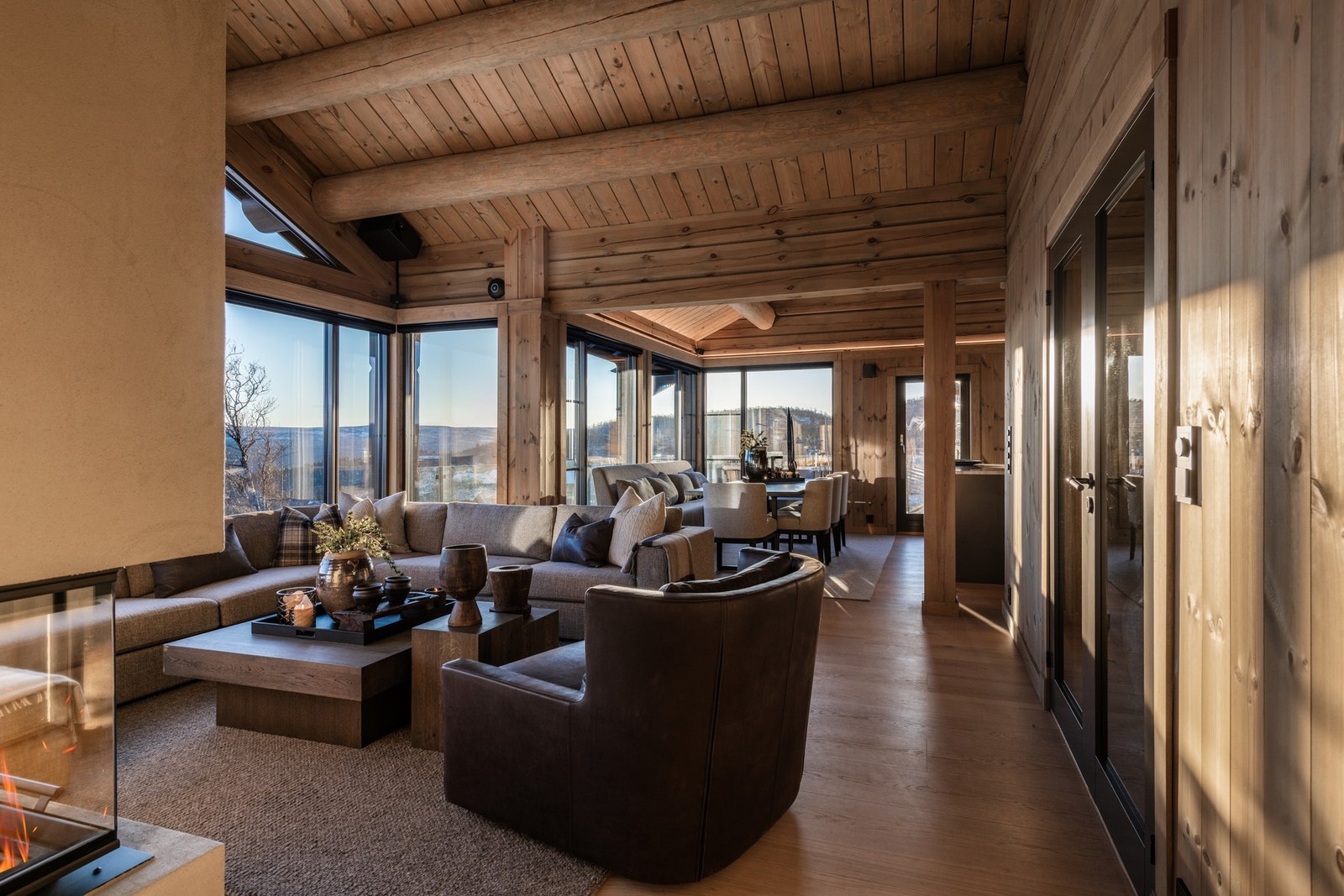 Stor stue med åpen løsning mot kjøkkenet gir en god romfølelse