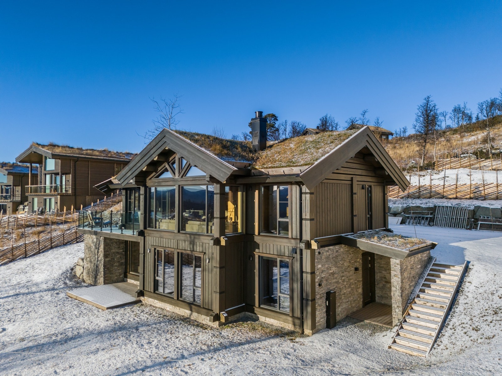 Anerkjente Røta har bygget hytten i nydelig stavlaft  i kombinasjon med lekker fasadestein