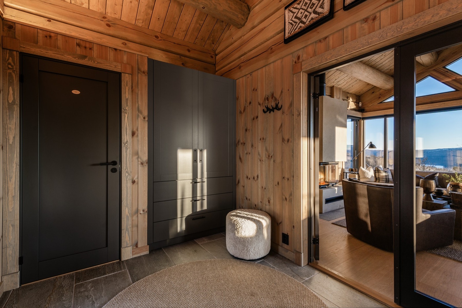 Romslig hall med garderobe fra Fjellmøbler - og inngang til gjenstetoalett Galleribilde