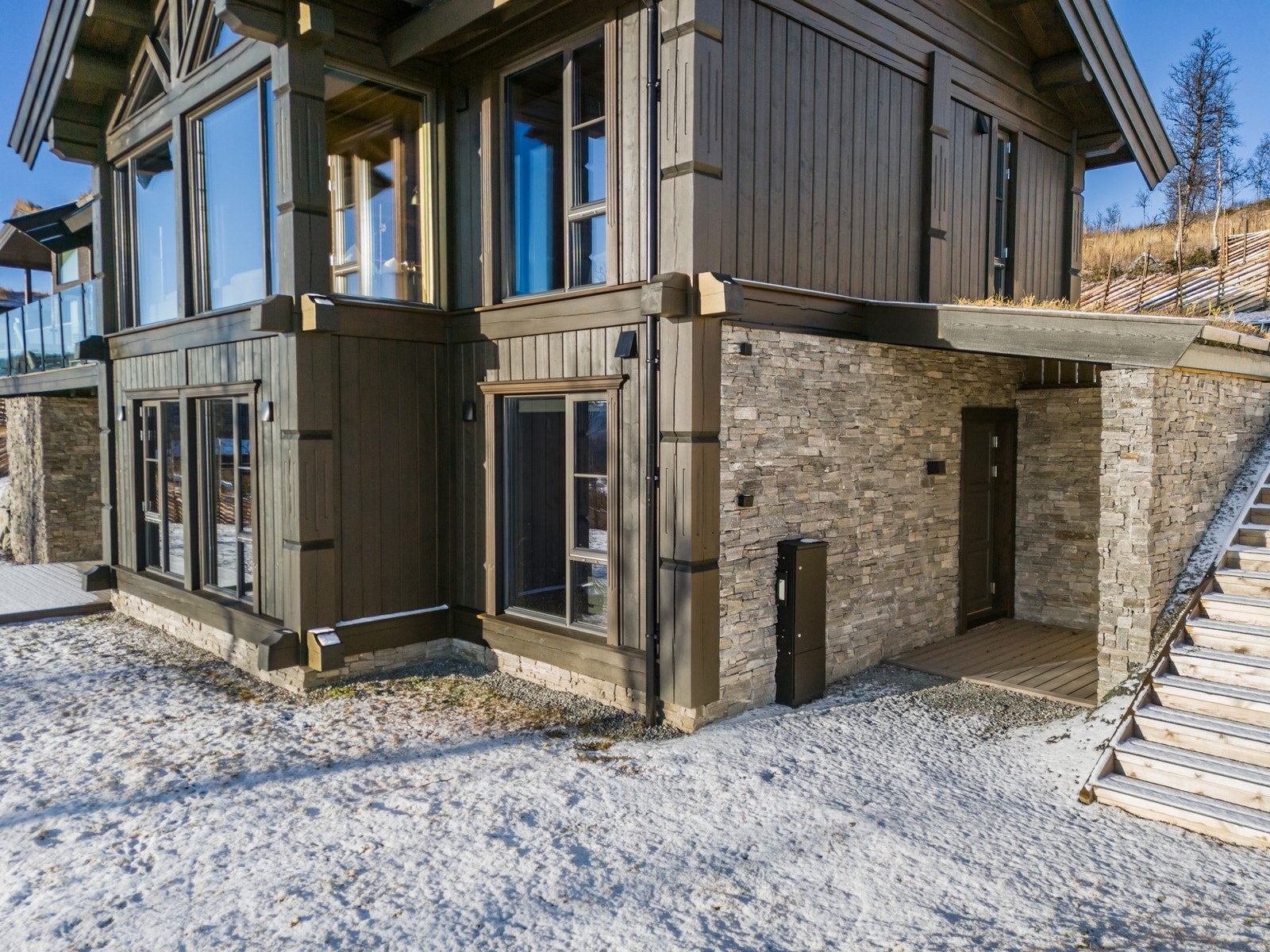 Hytten har også flott inngang i underetasjen