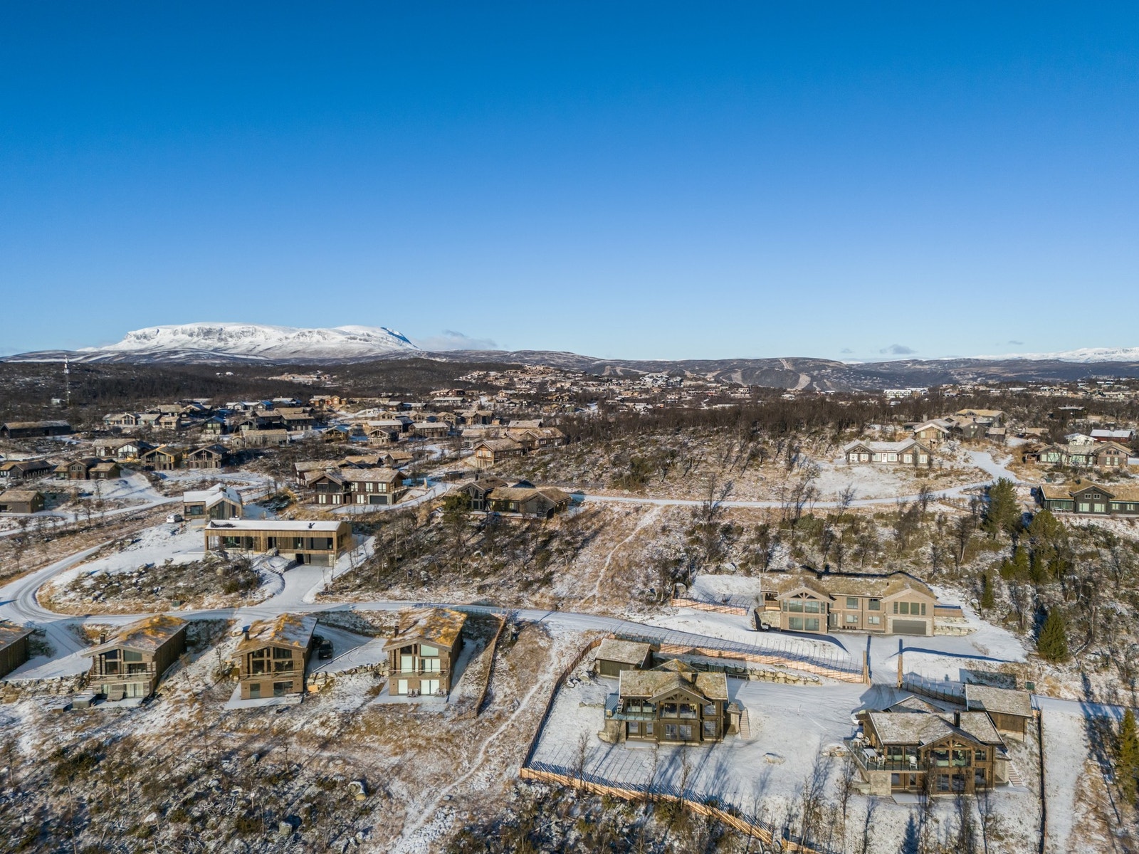 Eiendommen har flott beliggenhet, med majestetiske Hallingskarvet i bakgrunnen