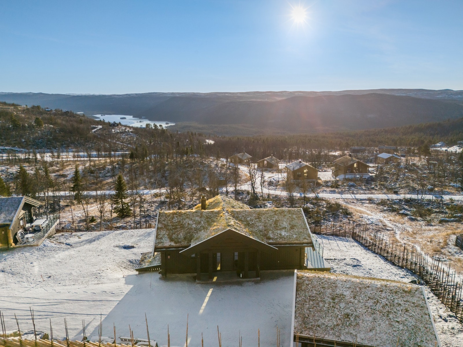 Eiendommen har nydelig beliggenhet på Solhovda, med utsikt mot Skurdalsvannet og inngangen til Hardangervidda