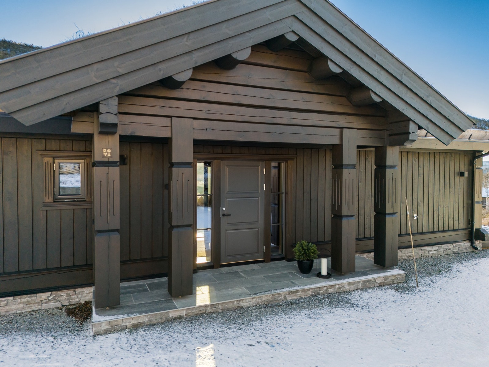 Hyttene går over to plan og har et lunt overbygget inngangsparti til hovedplan