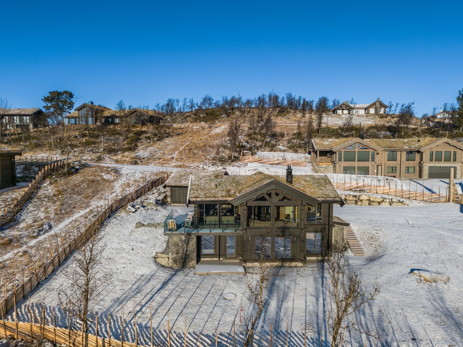 Høyfjellskos, vakker natur, flott utsikt, skispor rett ved hytteveggen