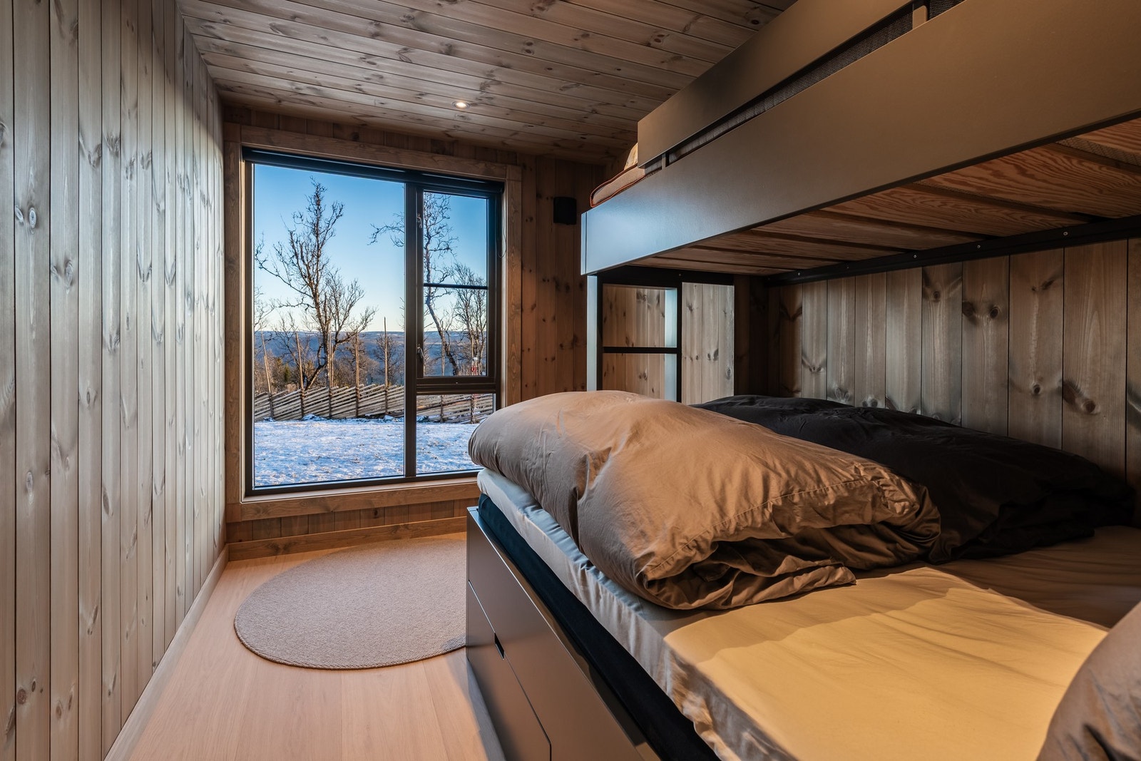 Hytten har totalt fire lekre soverom