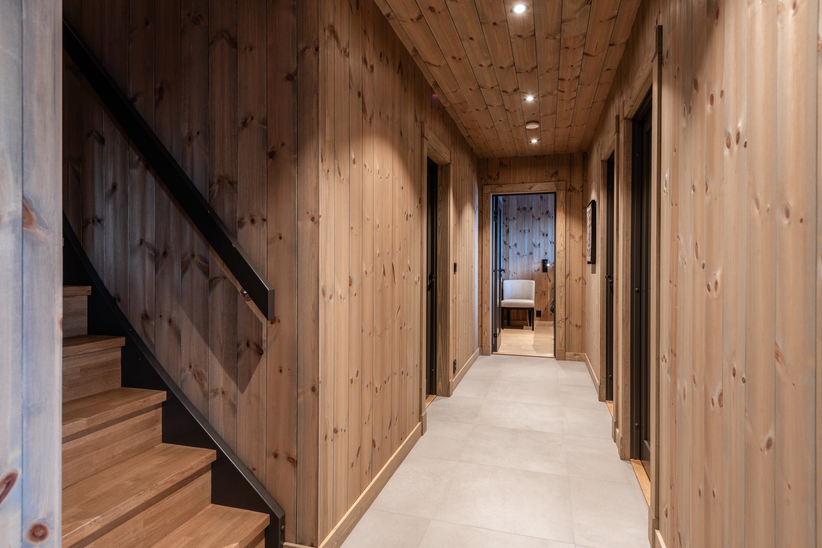 I underetasjen er det tre soverom, bad med badstue og en hyggelig tv-stue