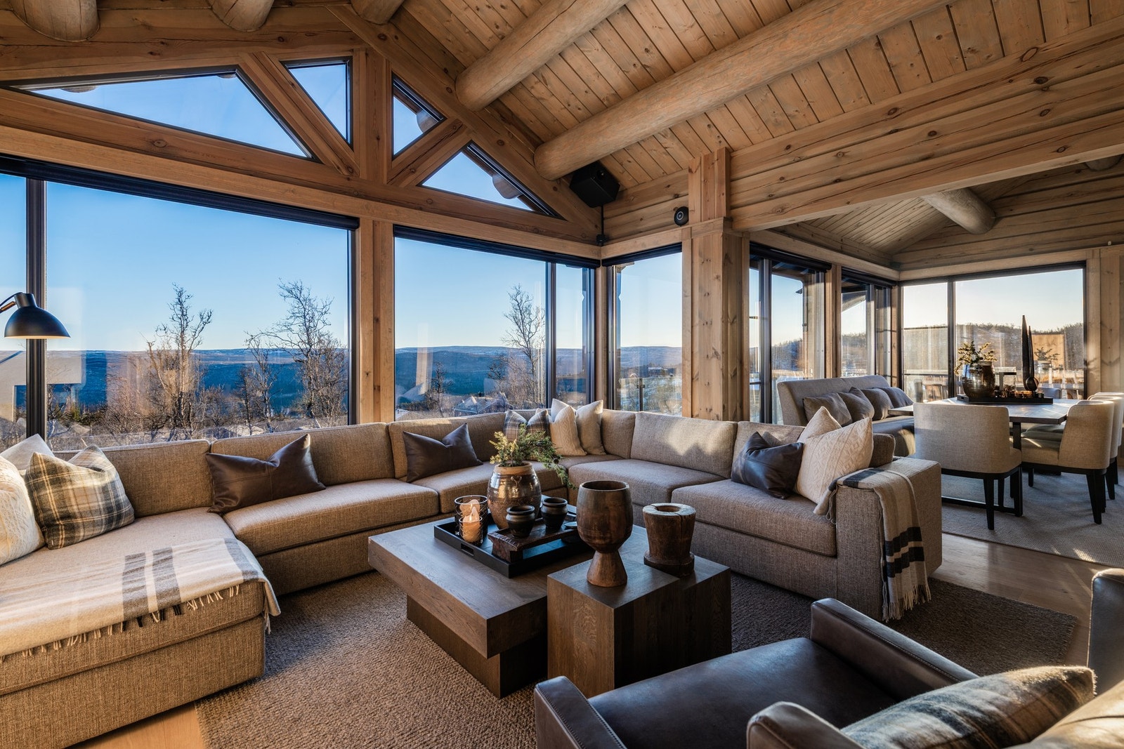 Stuen har en god romfølelse, med generøs takøyde og nydelig utsikt