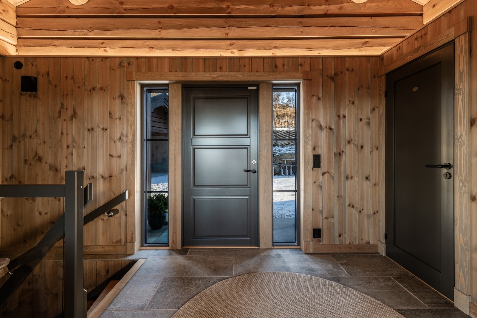 Hyttene går over to plan og en romslig hall med Lys Oppdal skifer på gulv Galleribilde