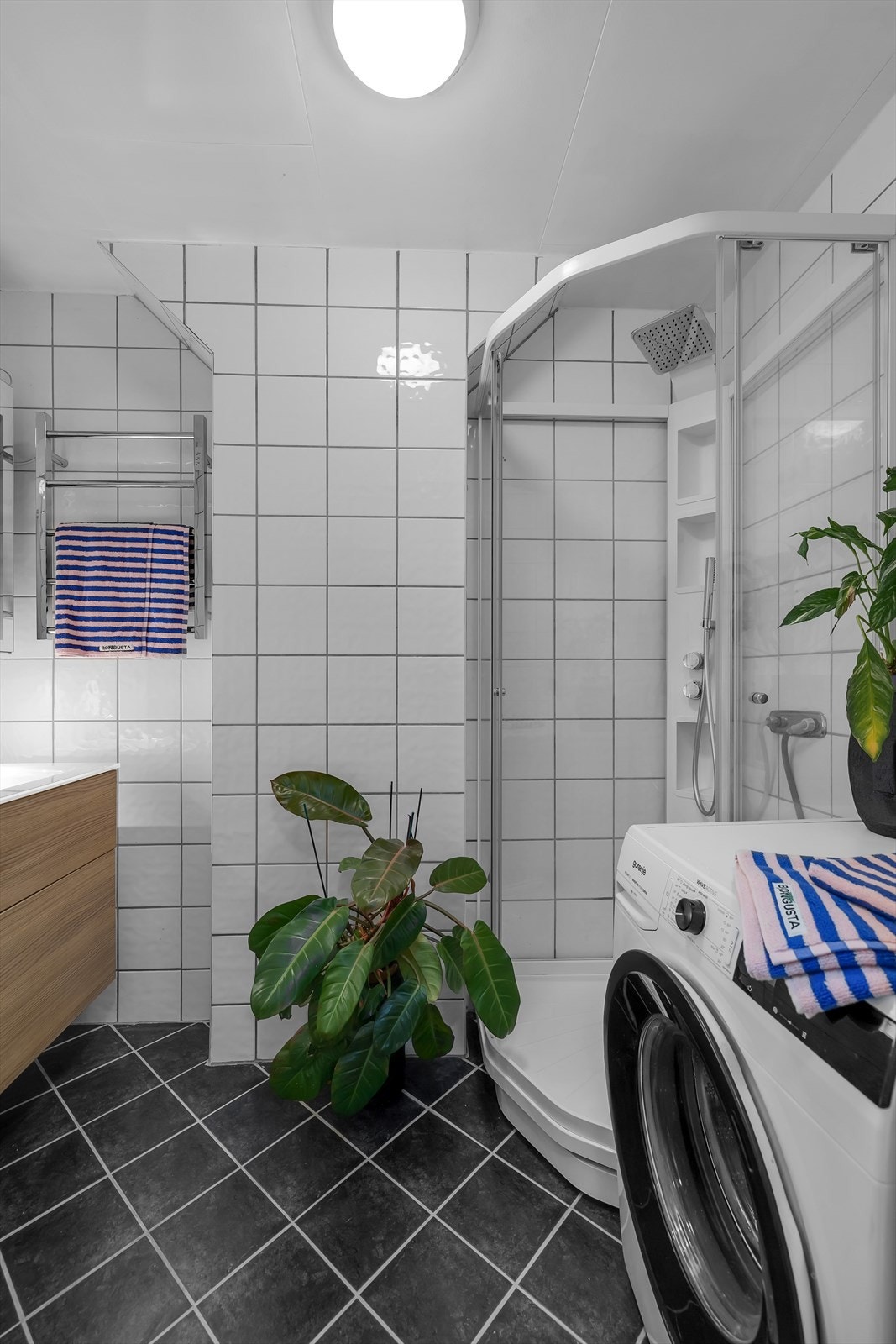 Flislagt bad med varme i gulv Galleribilde