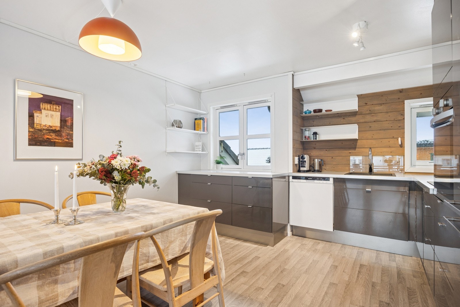 Kjøkkenet er stilrent og har rikelig med oppbevaringsplass i skuffer, samt god arbeidsflate. Galleribilde