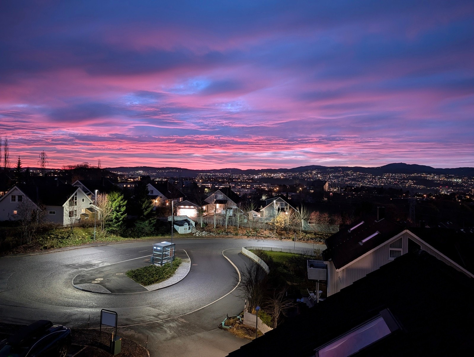 Fra loftetasjen har man en nydelig utsikt over store deler av byen. (Bilde er tatt av selger). Galleribilde