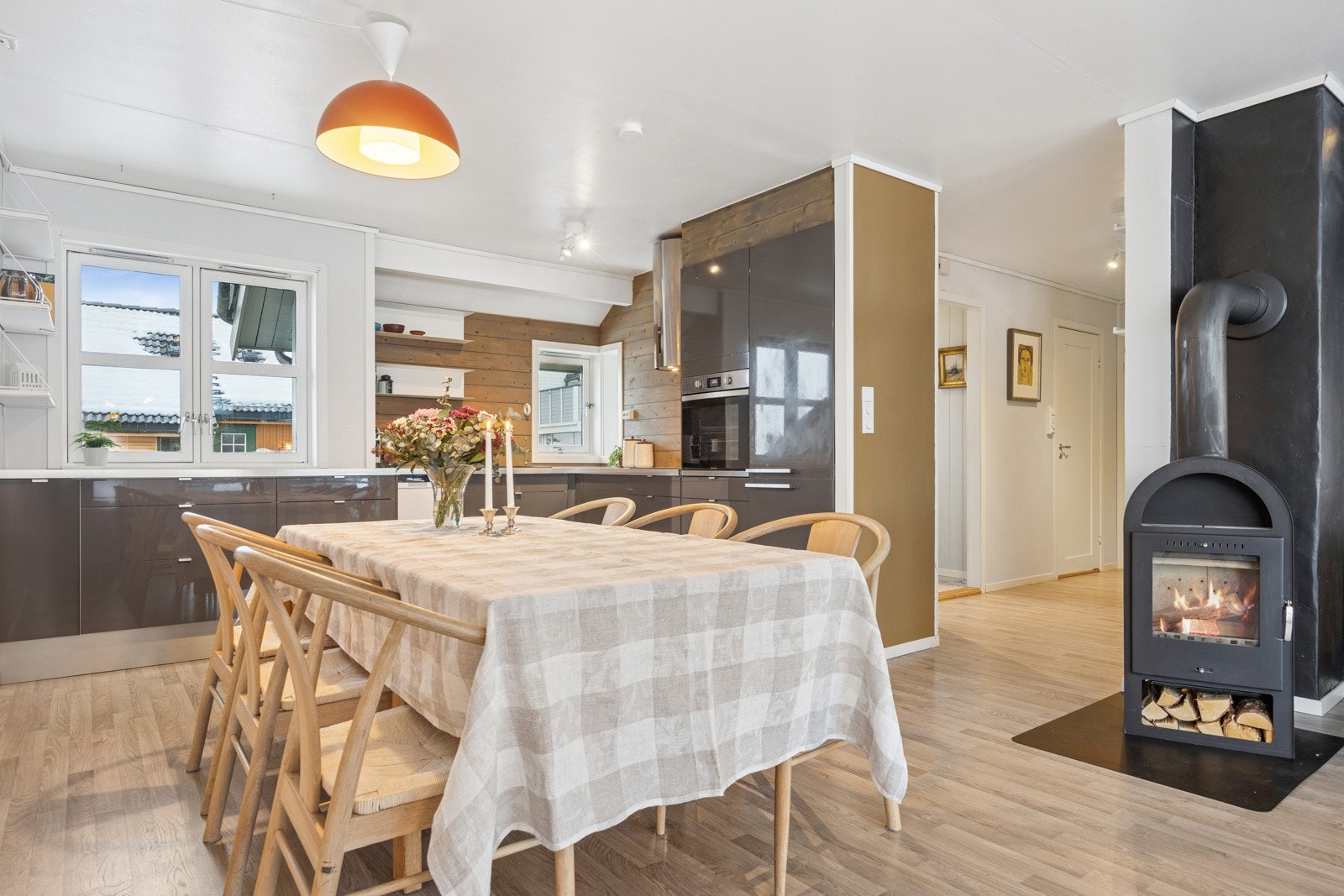 Stuen har en vedovn som bidrar til god varme og en hyggelig atmosfære. Galleribilde