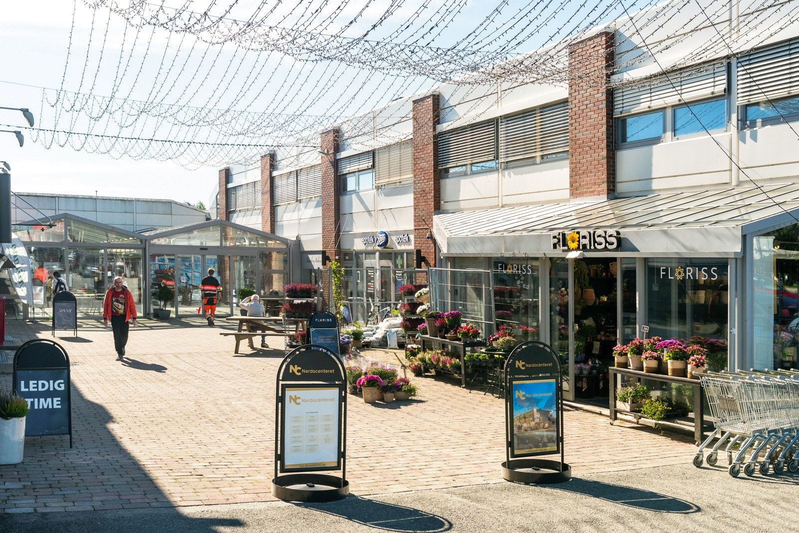 Nærmeste dagligvarebutikk er Bunnpris Vestlia som ligger en kort spasertur unna. For ytterligere servicetilbud ligger Nardo Centeret en kort kjøretur unna. Galleribilde