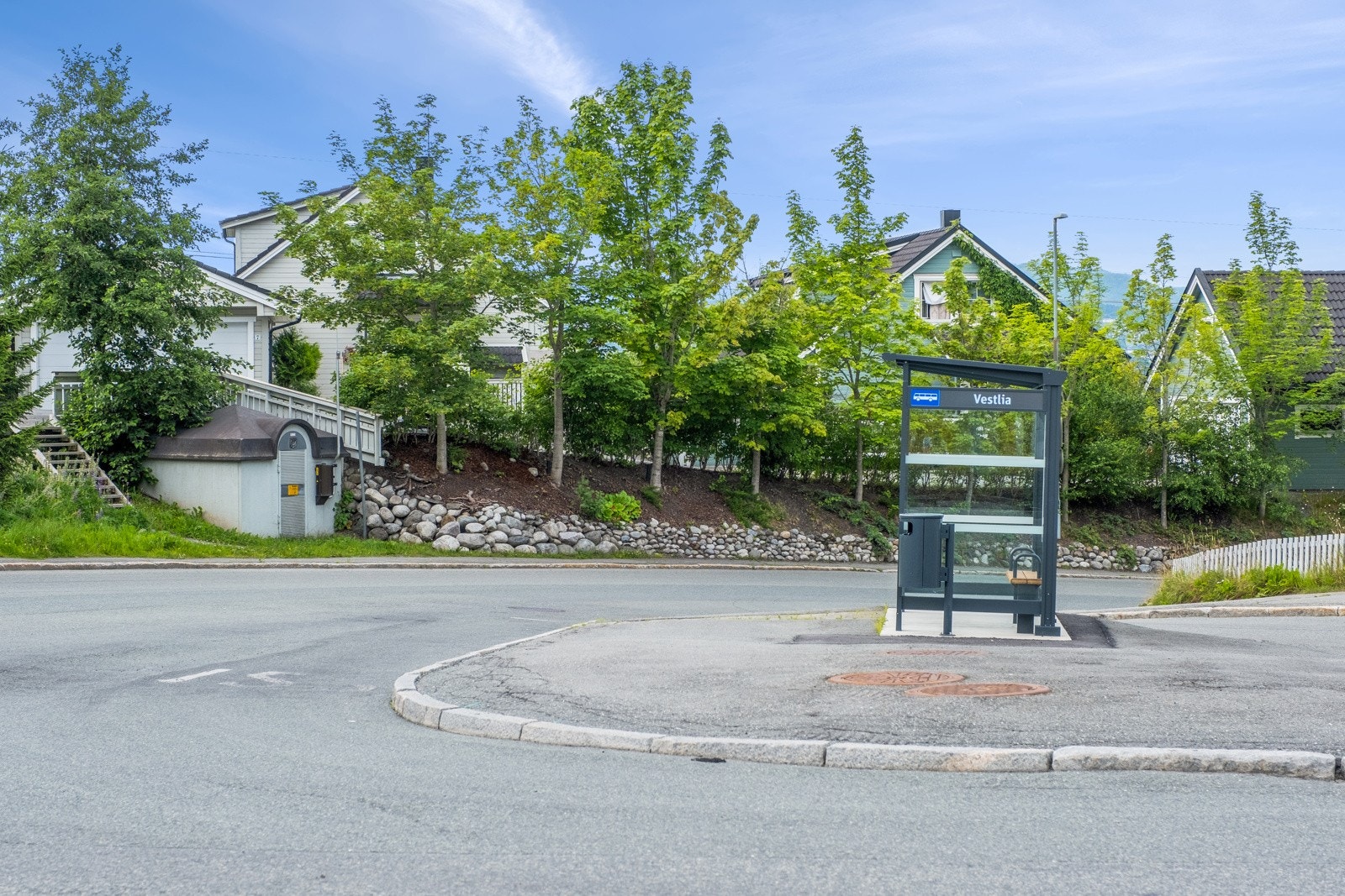 Vestlia bussholdeplass ligger kun 50 meter fra leiligheten og har jevnlige bussavganger. Galleribilde