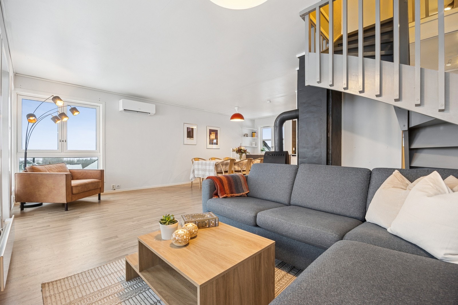 Veggene er malt i lyse og nøytrale fargetoner som gjør det enkelt å tilføye ønsket møblement. Galleribilde