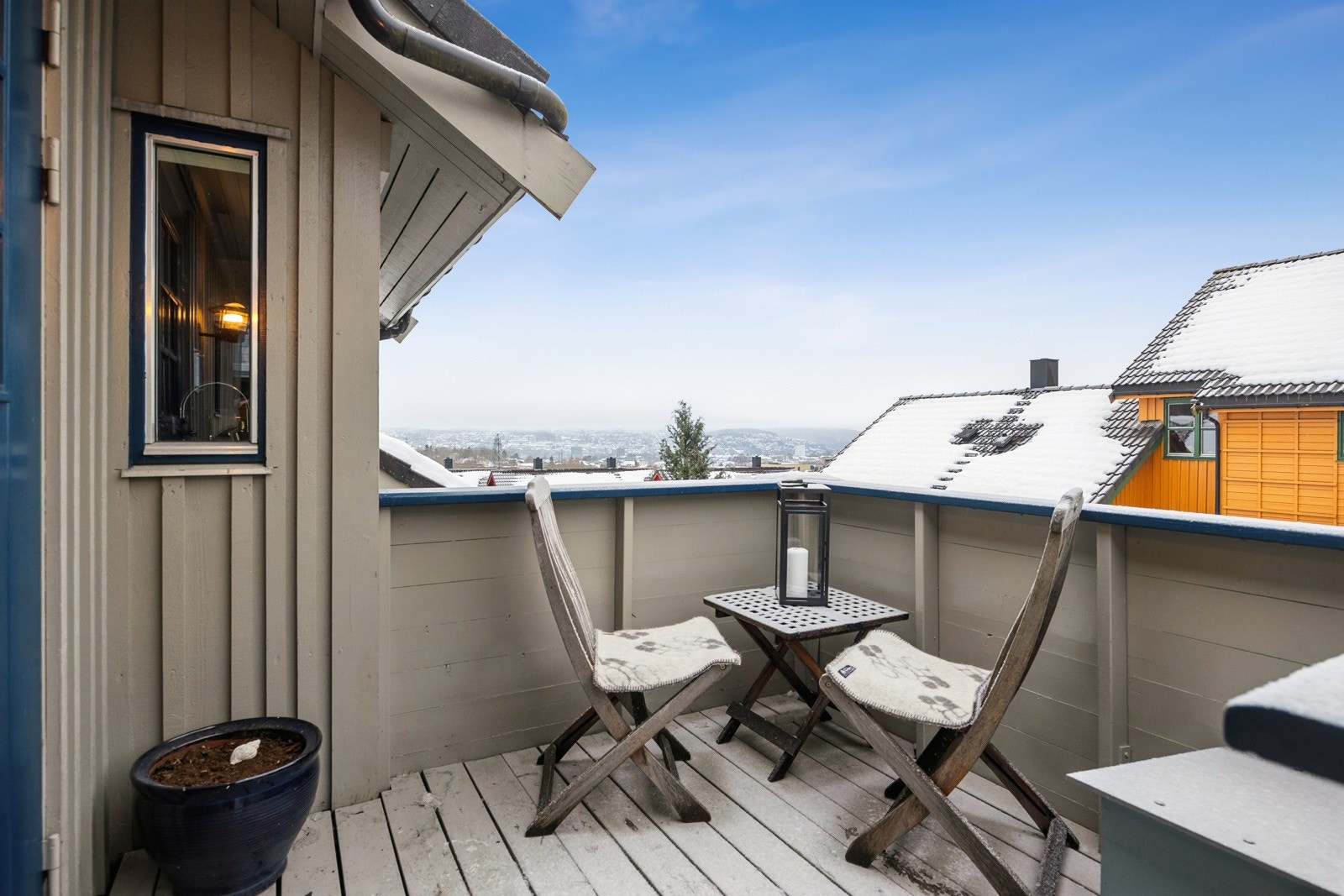 Boligen ligger i byggets 2. etasje. Ved inngangspartiet er det plass til en liten sittegruppe som gir et hyggelig førsteinntrykk. Galleribilde