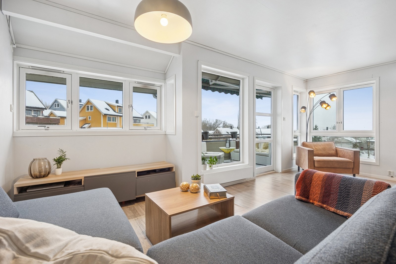 Store vindusflater sørger for rikelig med naturlig lys og bidrar til en lys og luftig atmosfære. Galleribilde