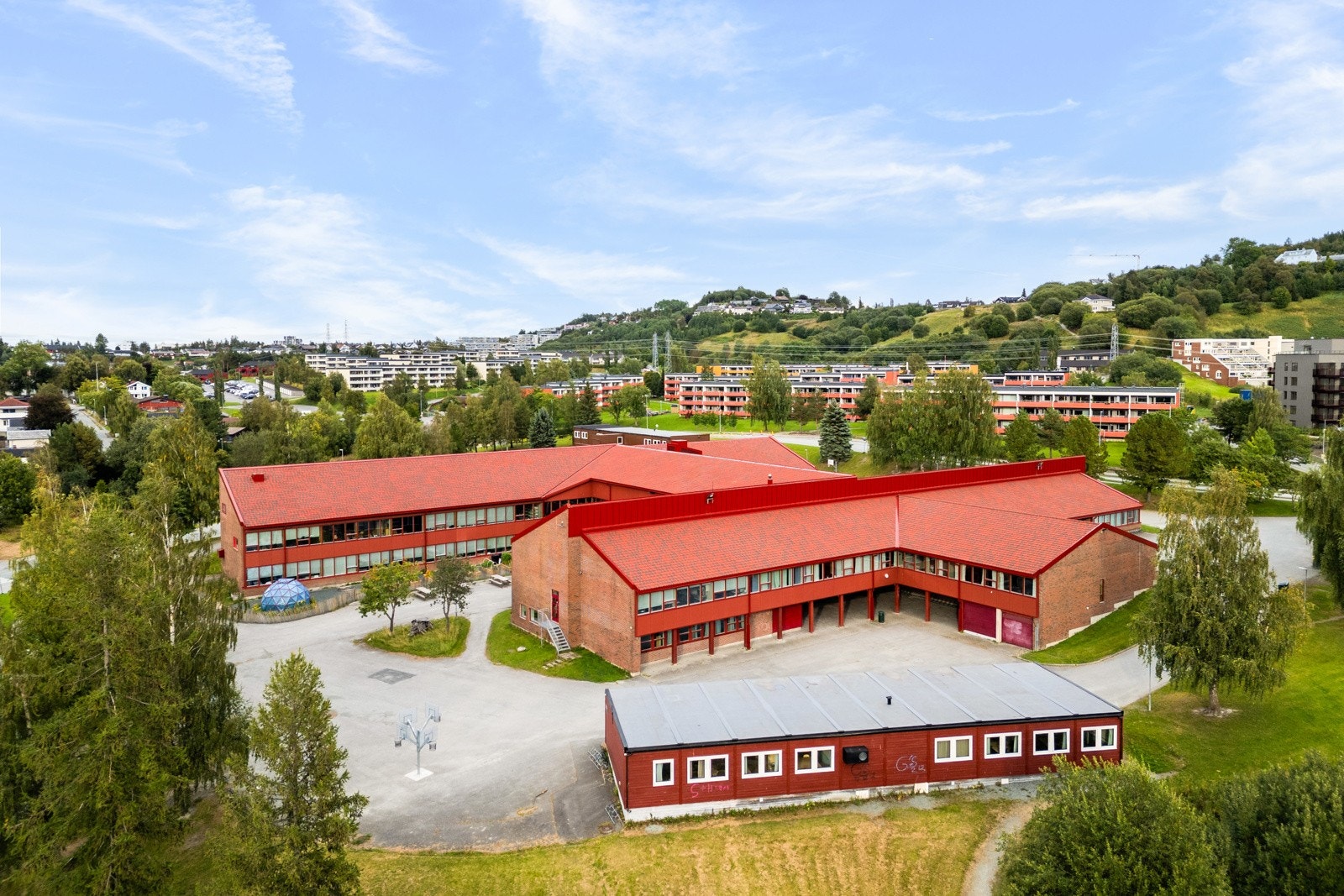 Steindal barneskole og Hoeggen ungdomsskole ligger innen kort gangavstand. Galleribilde