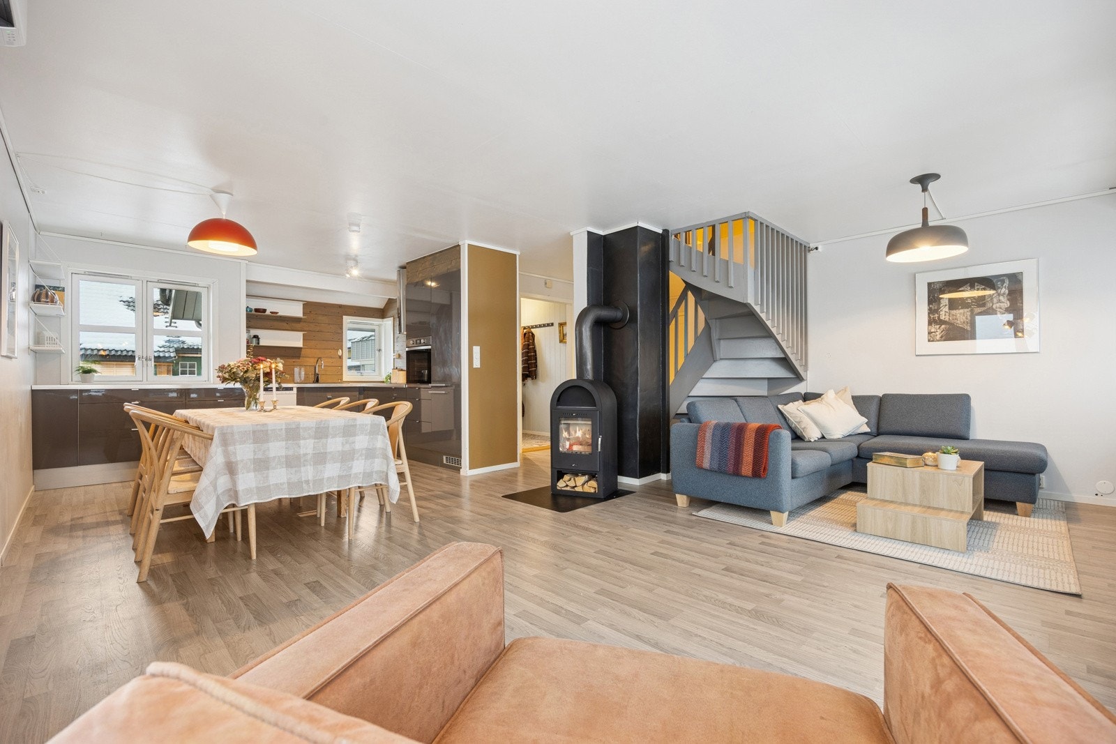 Stuen og kjøkkenet måler 36,5 kvm og har god plass til å møblere i ulike soner. Galleribilde